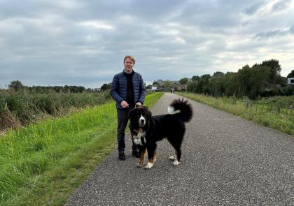 VVD-raadslid Menno van Leeuwen met zijn hond in de Middelpolder