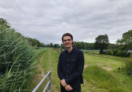 GroenLinks-raadslid Lennart de Looze bij de Kalfjeslaan achter Uilenstede