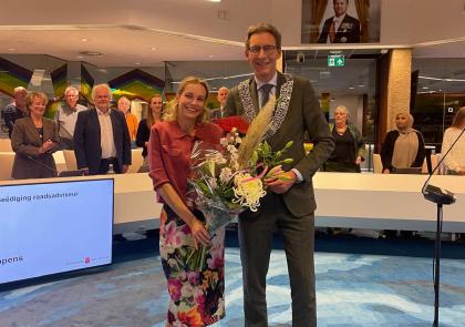 Ilika Polderman en burgemeester Tjapko Poppens