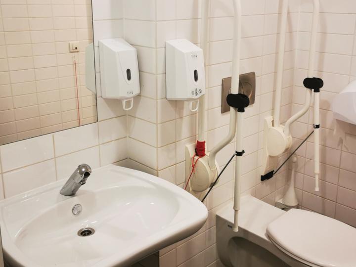 Aangepast toilet met alarm en opklapbare beugels