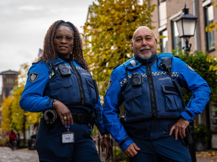 Twee boa's kijken vriendelijk naar de camera