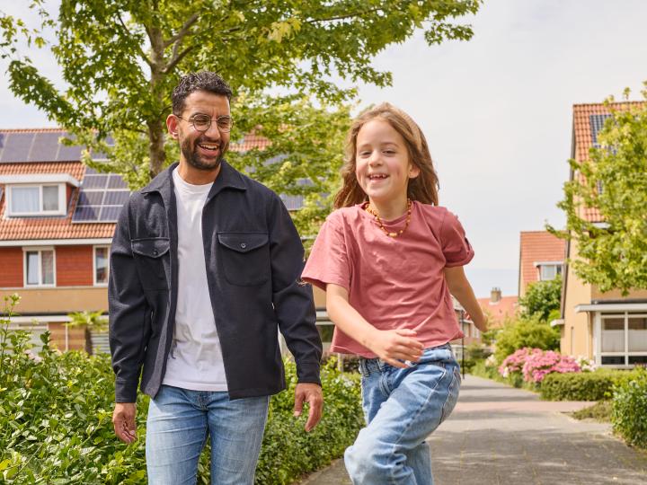 Meisje huppelt naast haar vader