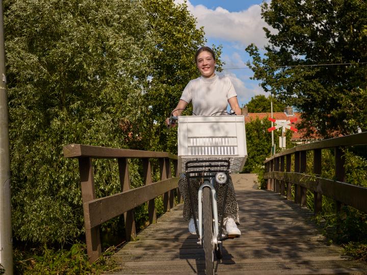 tiener meisje op fiets